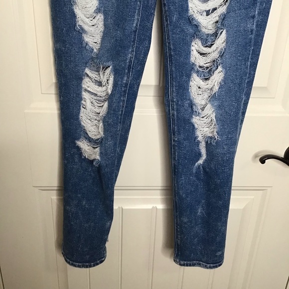 American Eagle Ripped Mom Jeans Size 4. - Picture 5 of 10